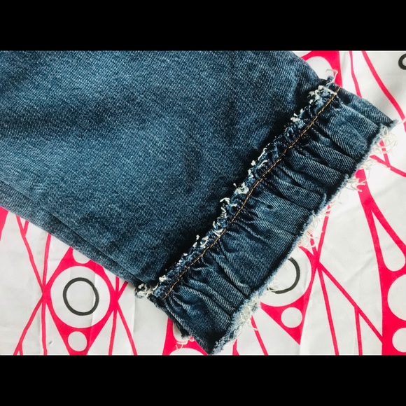 Levi’s Wedgie Fit Ruffle Hem Cropped Jeans - Picture 6 of 12